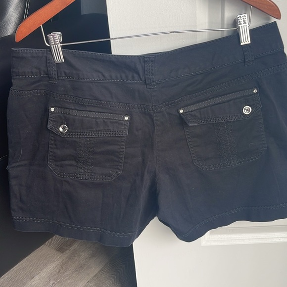 Women shorts size 12  White Black House market 8 full pockets-Black - Picture 5 of 8